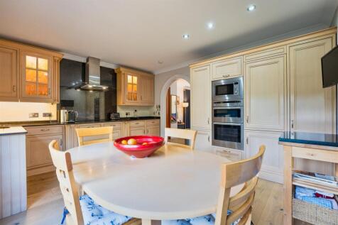 9 - Kitchen.jpg