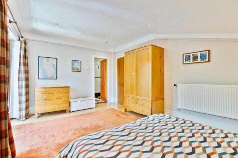 20 - Bedroom.jpg