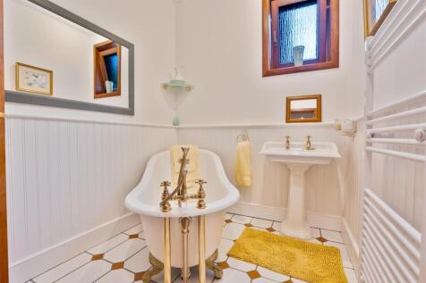 23 - Bathroom.jpg