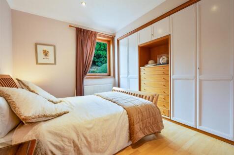 25 - Bedroom.jpg