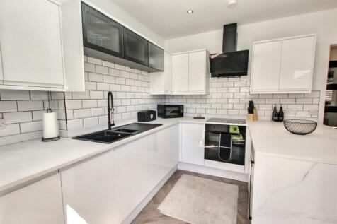 6- Kitchen.jpg