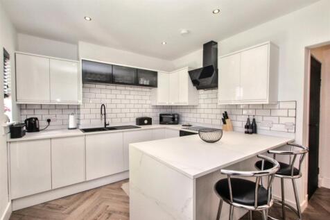 5- Kitchen.jpg