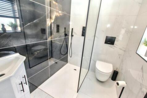 7- Shower Room.jpg