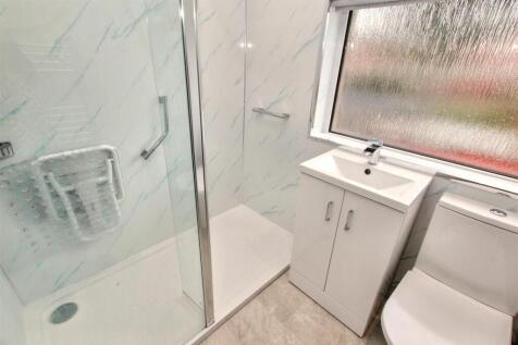 8- Shower Room.jpg
