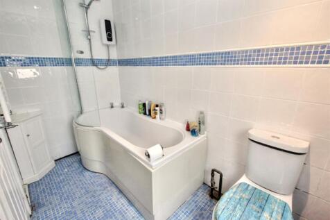 10- - Bathroom.jpg