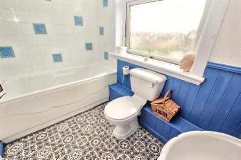 8- Bathroom.jpg