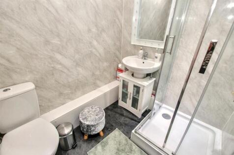 17- Shower Room.jpg
