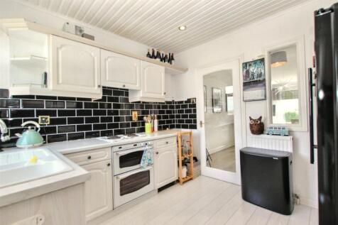 6- Kitchen.jpg