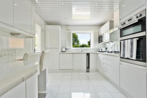 8- Kitchen.jpg