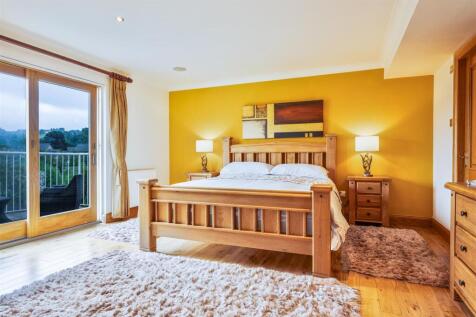 16 - Master Bedroom.jpg