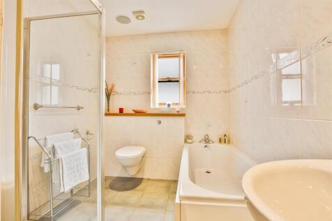 29-Family Bathroom.jpg