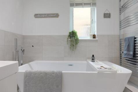 24- Bathroom.jpg