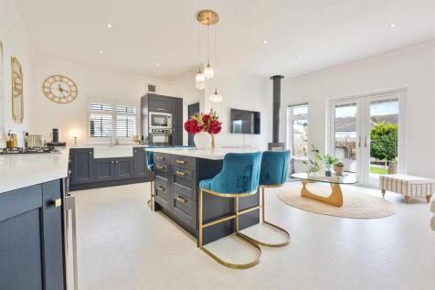 16 - Kitchen.jpg