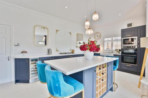 17- Kitchen.jpg