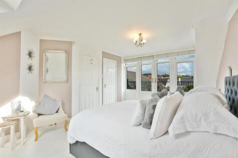 24 - Bedroom.jpg