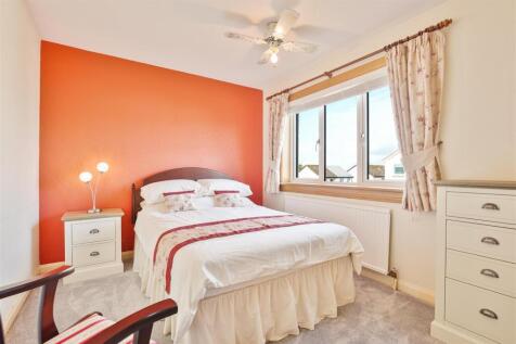 18 - Bedroom.jpg