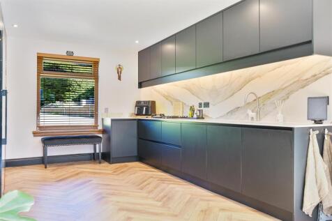 11- Kitchen.jpg
