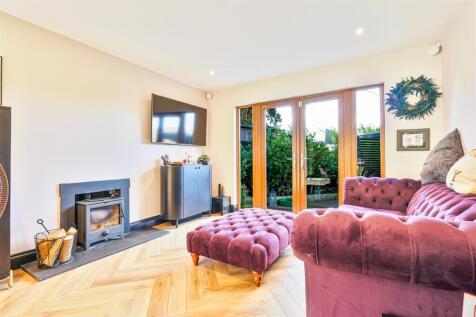 13 - Sitting Area.jpg