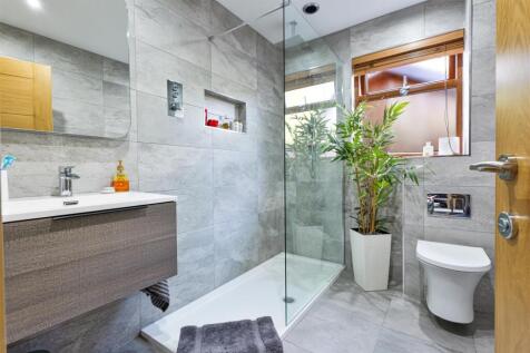 24- Shower Room.jpg