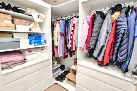 18- Dressing Room.jpg