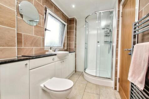 19 - Bathroom.jpg