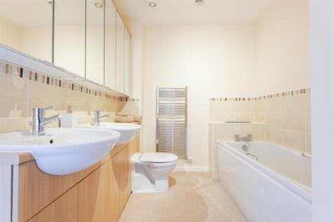 20- Ensuite.jpg