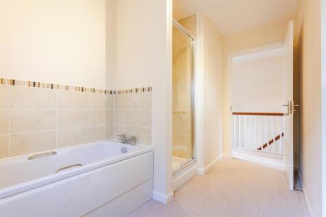 32- Bathroom.jpg