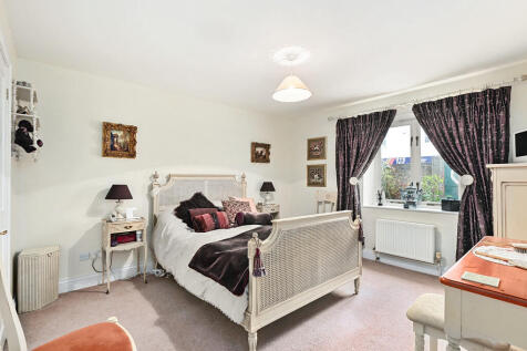 10 Jarretts Close...