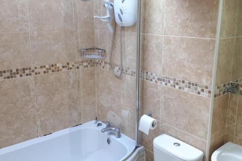 10H Main Bathroom.jpg