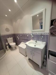 Bathroom1....jpg