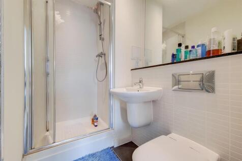 3_Main Ensuite-0.jpg