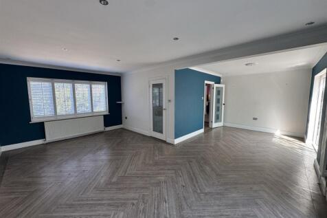 Lounge/Dining Area