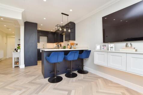 Kitchen / Lounge