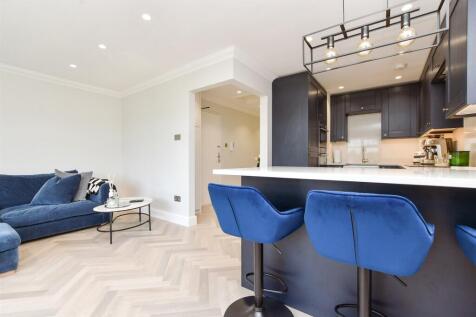 Kitchen / Lounge