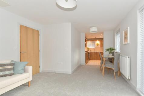 Lounge/Dining Area