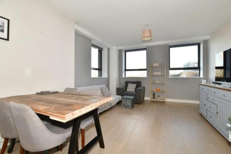 Lounge/Kitchen