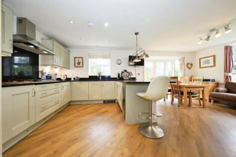 Kitchen/Dining Area