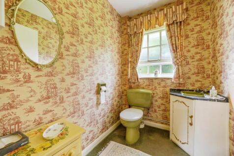 Guest Cloakroom: