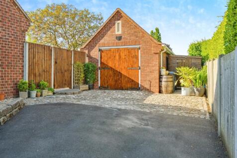 Detached Garage:
