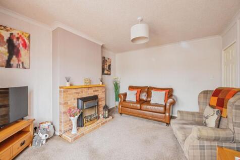 Sitting Room / Dining Room: