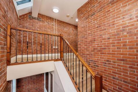 Private Entrance / Study Area: