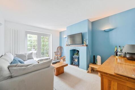 Sitting / Dining Room: