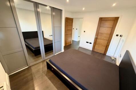 No 8 B17 8DJ Bed 1.jpg