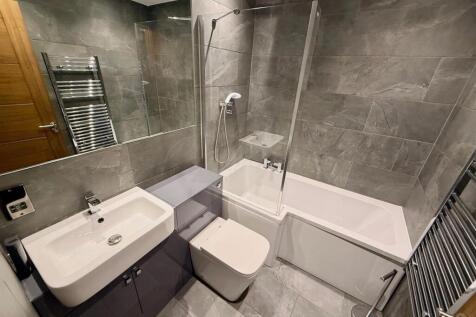 No 8 B17 8DJ Bathroom.jpg