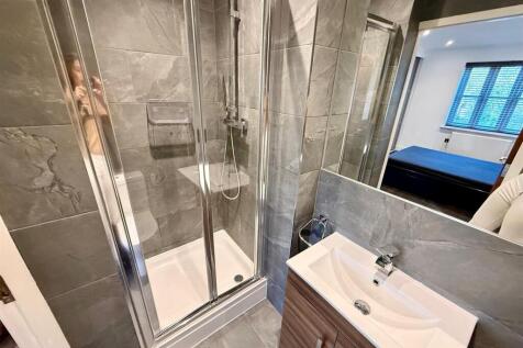 No 8 B17 8DJ En Suite b.jpg