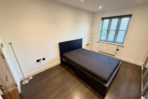 No 8 B17 8DJ Bed 1b.jpg