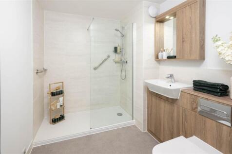 Manns Lodge Show Apartment Shower Room.jpg