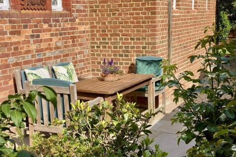 Yorick Side Patio