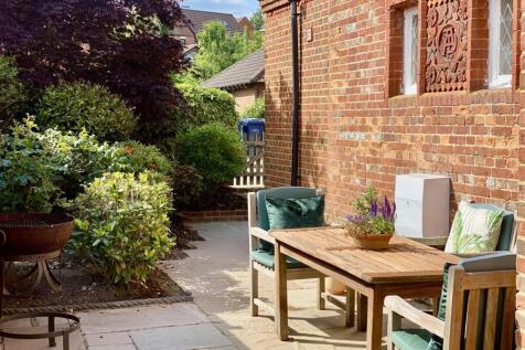 Yorick Side Patio
