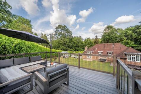 Hillgrove Garden.Deck.jpg